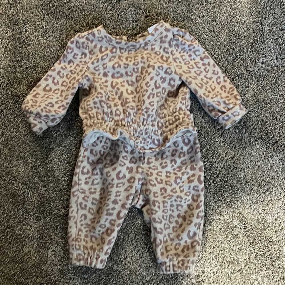 Baby Gap 3-6m Sweatsuit in Muted pink animal print